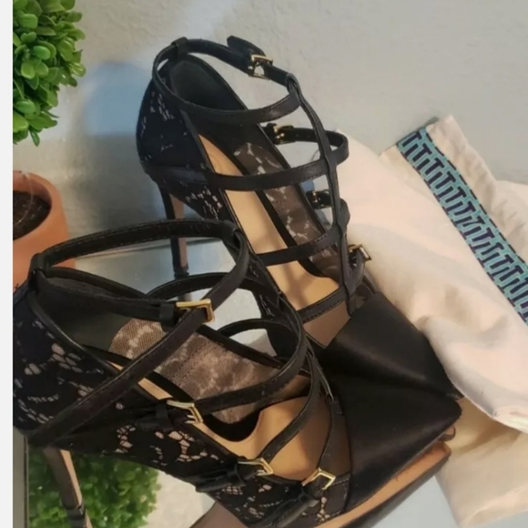 Tory Burch T-Strap pump. - Picture 2 of 6